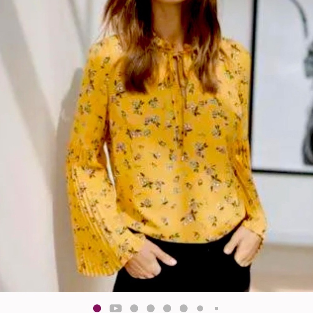 RAULPH LAUREN Floral Yellow Pleated Blouse.